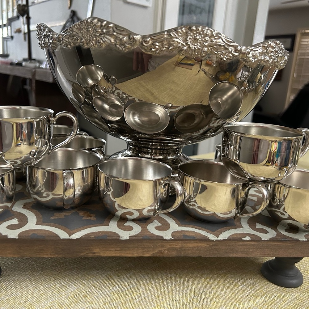 Vintage Silver plate Punch Bowl with Oneida Park Lane Silver plated cups